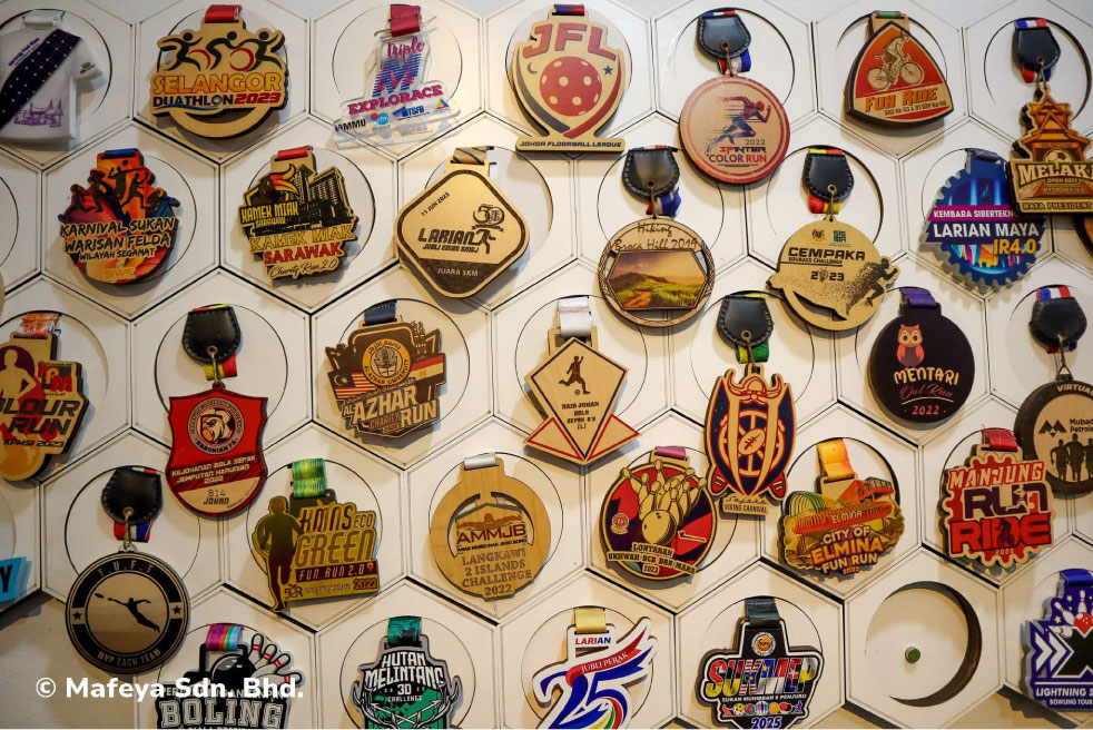 medal custom kayu akrilik